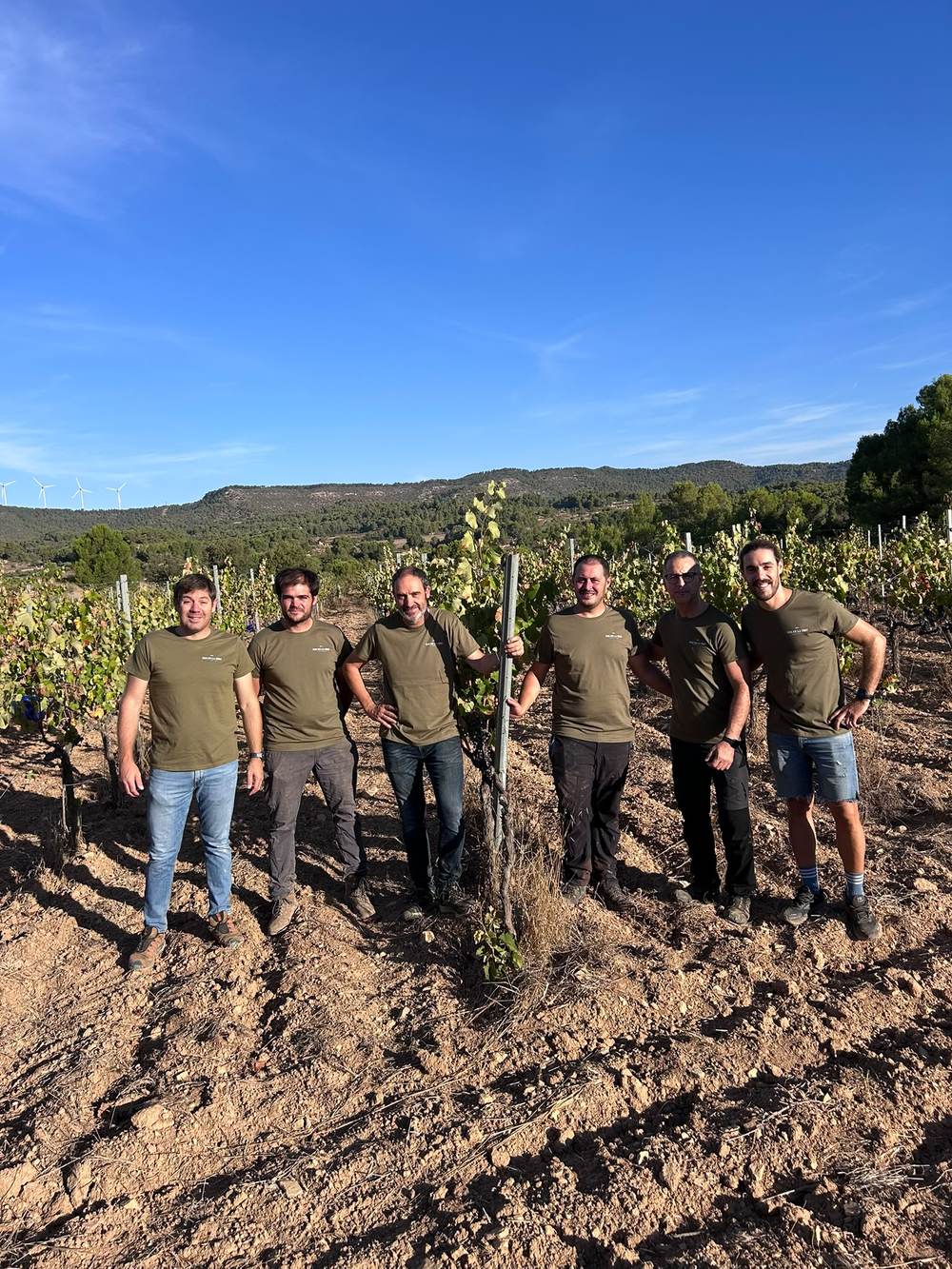L'equip de Mas de la Creu a la vinya, a la Conca de Barberà